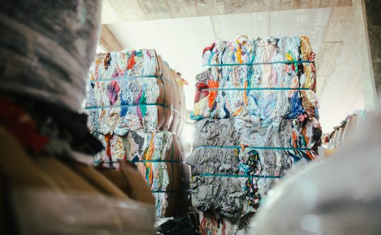 ardos de ropa usada multicolor almacenados para reciclaje en planta de Coleo