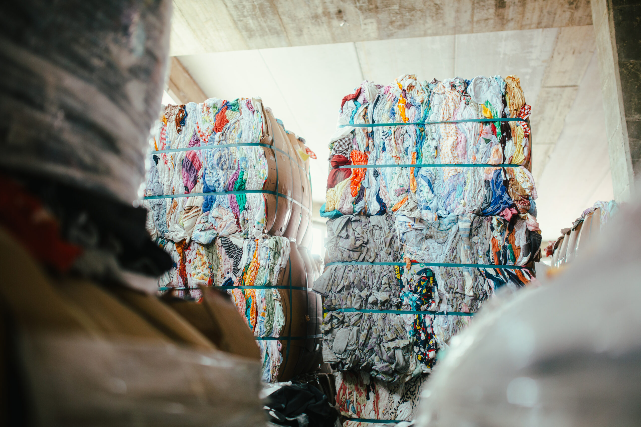 ardos de ropa usada multicolor almacenados para reciclaje en planta de Coleo